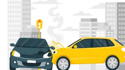 ओव्हरटेक करण्याच्या नादात तीन वाहने एकमेकांवर धडकली; अपघातात एक ठार, 10 जखमी