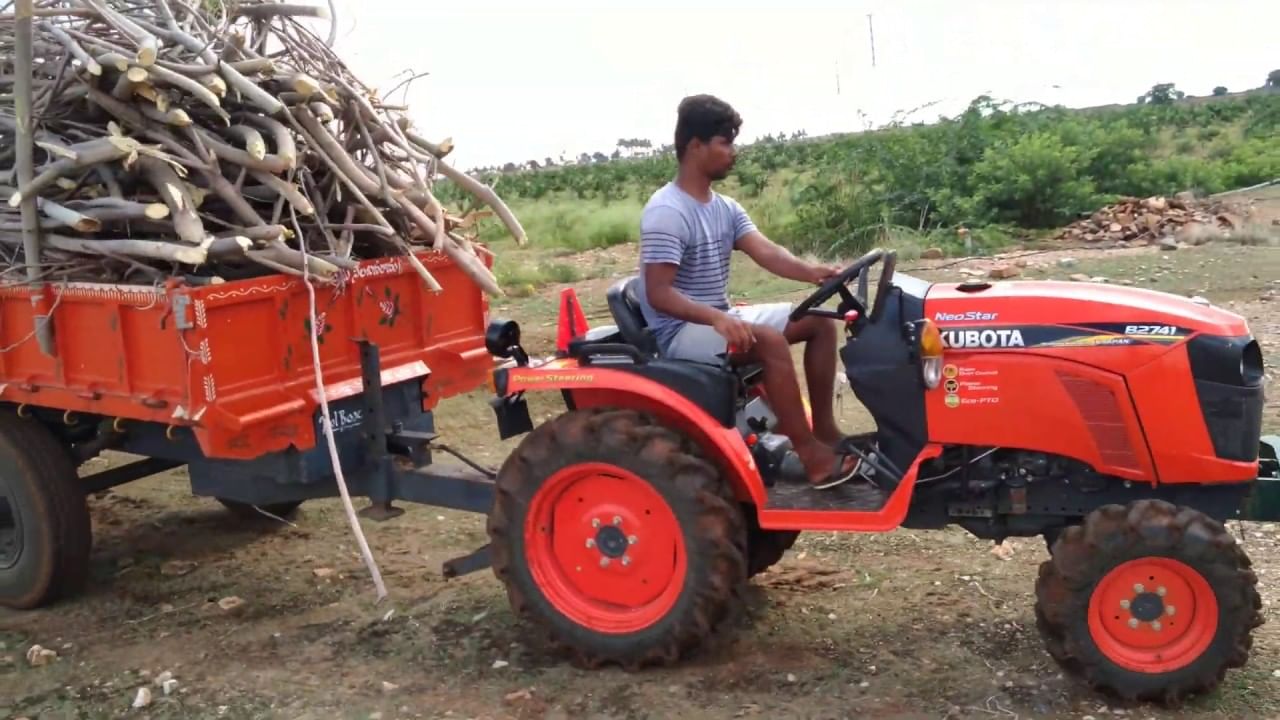 खर्च टाळण्यासाठी शेतकऱ्यांनी लढवली शक्कल, भंगारात टाकलेल्या बैलगाडीचा ट्रॅक्टरची ट्रॉली म्हणून वापर