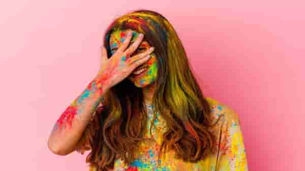 Holi 2023 : रंगांचा लुटायचा असेल तर आनंद तर या टिप्सच्या मदतीने घ्या डोळ्यांची काळजी