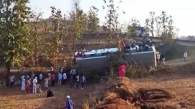 त्र्यंबकेश्वराचं दर्शन घेऊन ते निघाले, काहीतरी झालं अन् बस उलटली, काळ आला होता पण...