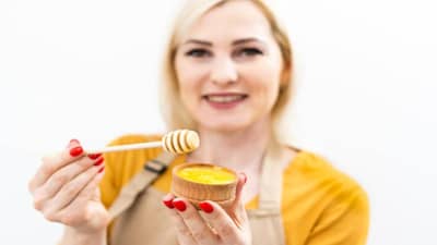 स्किन एजिंग कंट्रोल करण्यास मध ठरतो फायदेशीर, जाणून घ्या वापराचे उपाय