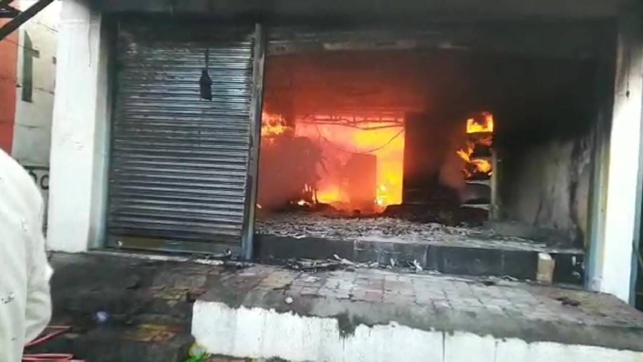 सोलापुरात अग्नीकल्लोळ, किराणा दुकानाला भीषण आग