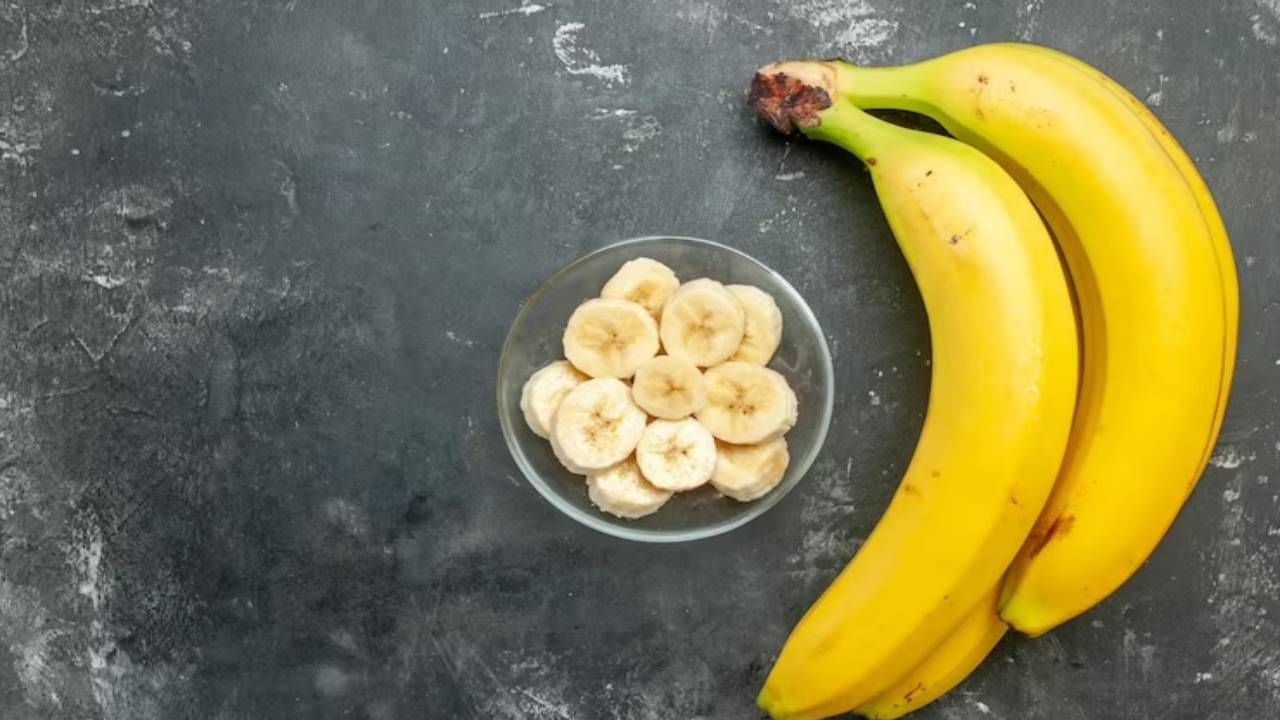 केळी - केळं हे असे फळ आहे जे फ्रीजमध्ये ठेवू नये. थंड तापमानामुळे केळीची साले काळी पडू शकतात, त्यामुळे ती आंबट होऊ शकतात. केळी उन्हापासूनही लांब सावलीत ठेवावीत.