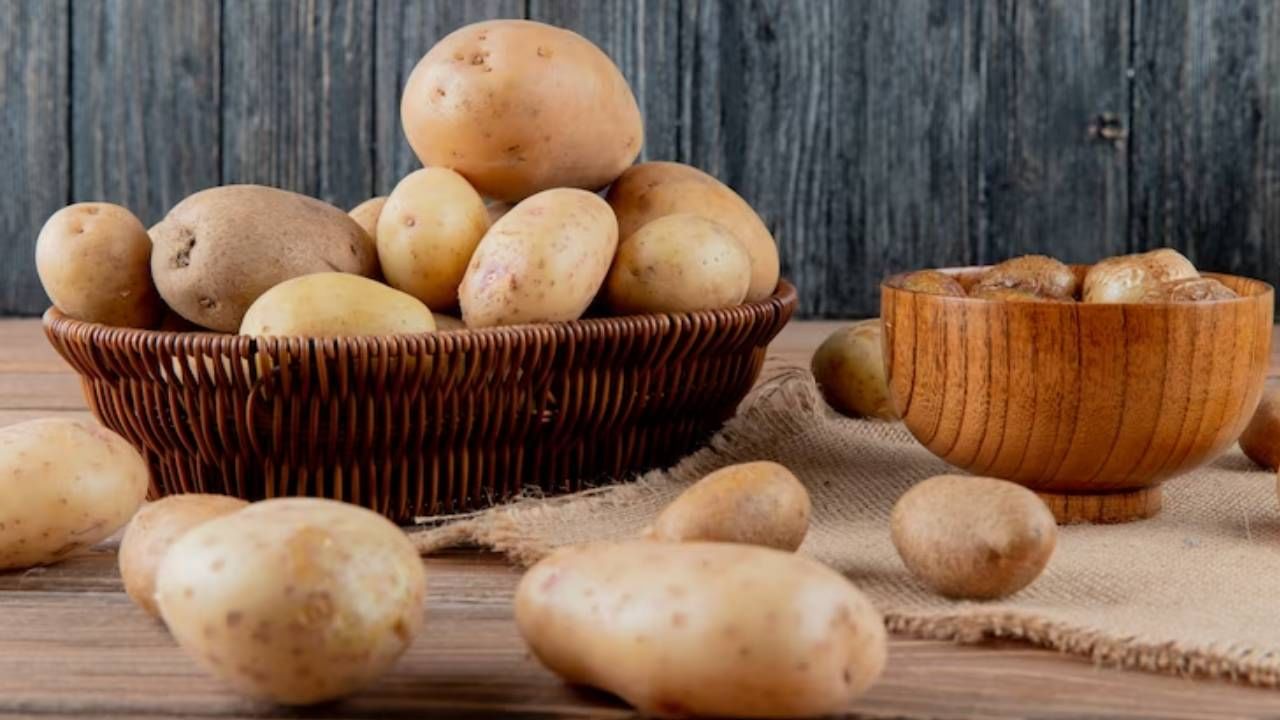 बटाटा - बटाटे हे देखील फ्रीजमध्ये ठेवणे टाळावे. त्यांना कोरड्या जागी ठेवणे केव्हाही चांगले. जर तुम्ही बटाटे फ्रीजमध्ये ठेवले तर त्यांचा पोत बदलू शकतो.