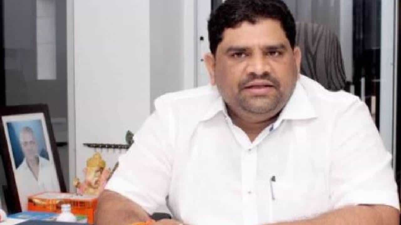 म्हणून उद्धव ठाकरे यांनी जिल्हाप्रमुख पदावरून हटवलं, वैभव नाईक यांनी स्पष्टच सांगितलं