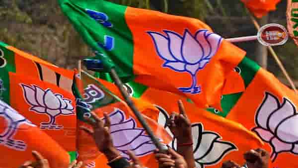शेकापच्या बालेकिल्लाला जोर का धक्का, मोठ्या नेत्याच्या भाजप प्रवेश