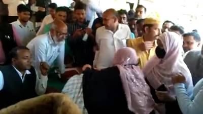 तीन बायकांनी नवऱ्याला कोर्टाच्या परिसरातच चोप चोप चोपले, कारण ऐकल्यावर तुमच्याही भुवया उंचावतील