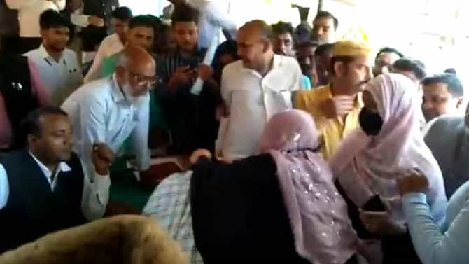 तीन बायकांनी नवऱ्याला कोर्टाच्या परिसरातच चोप चोप चोपले, कारण ऐकल्यावर तुमच्याही भुवया उंचावतील