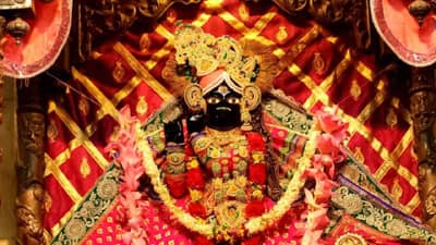 बांके बिहारी मंदिरात मुर्तीसमोर का टाकला जातो दर दोन मिनीटांनी पडदा? आश्चर्यकारक आहे कारण