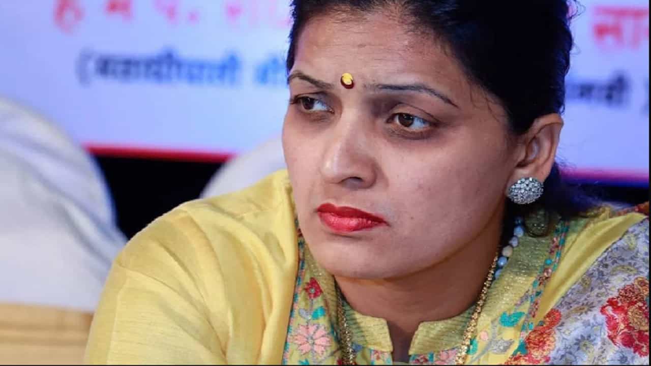 कसबा पेठ पोटनिवडणूक मतदानादरम्यान 'त्या' व्हायरल फोटोवर रूपाली ठोंबरे यांचं स्पष्टीकरण, म्हणाल्या... कसबा पेठ पोटनिवडणूक मतदानादरम्यान 'त्या' व्हायरल फोटोवर रूपाली ठोंबरे यांचं स्पष्टीकरण, म्हणाल्या...