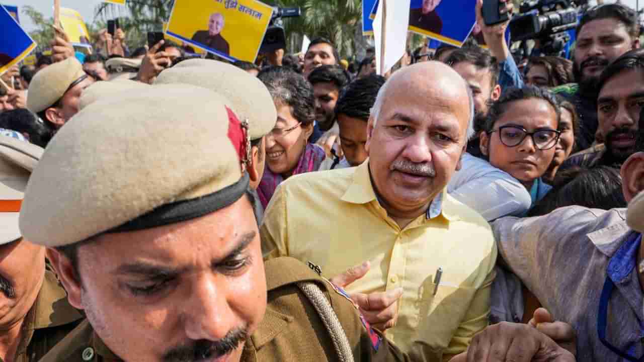 दिल्लीचे उपमुख्यमंत्री Manish Sisodia यांना CBI कडून नेमकी कोणत्या प्रकरणात अटक? वाचा