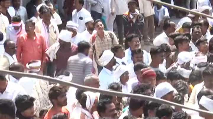 नाफेडमध्ये हरभरा विक्रीसाठी नोंदणी करण्यासाठी शेतकरी रांगेत; पोलिसांकडून लाठीचार्ज नाफेडमध्ये हरभरा विक्रीसाठी नोंदणी करण्यासाठी शेतकरी रांगेत; पोलिसांकडून लाठीचार्ज