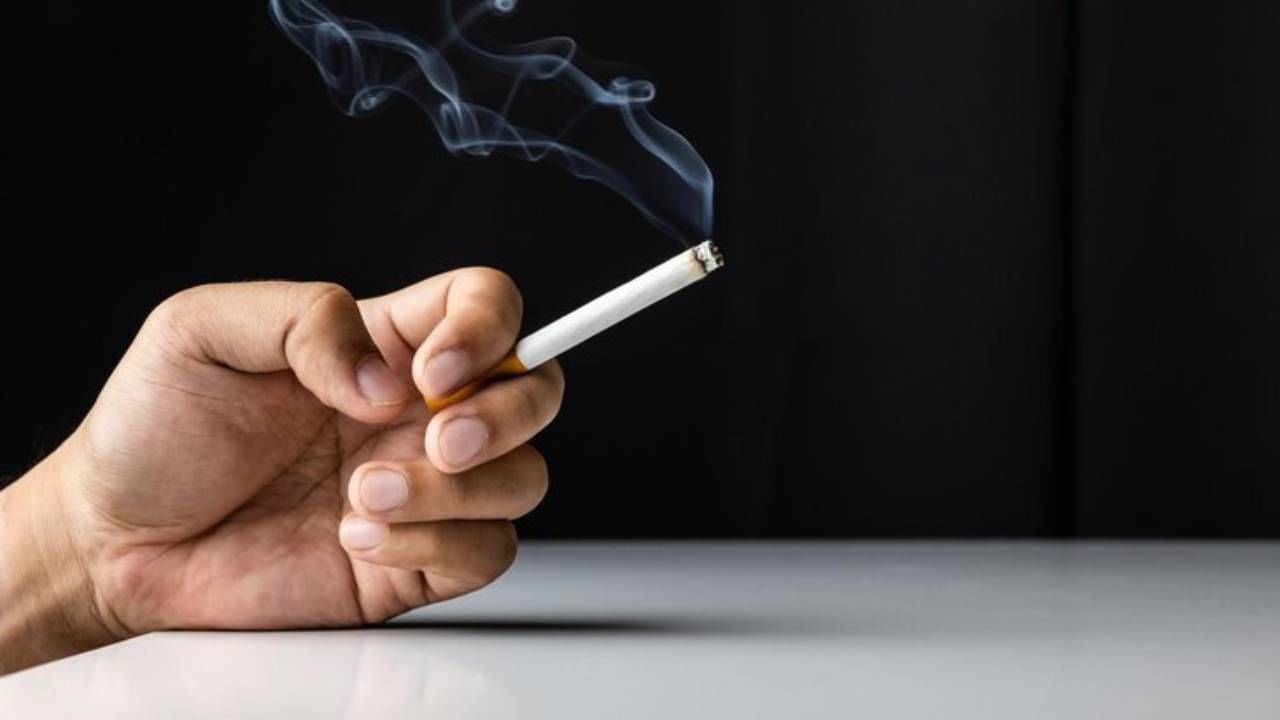 Smoking side effects : काय सांगता ? स्मोकिंगमुळे डिप्रेशनचा धोका ? जाणून घ्या तज्ज्ञ काय सांगतात...