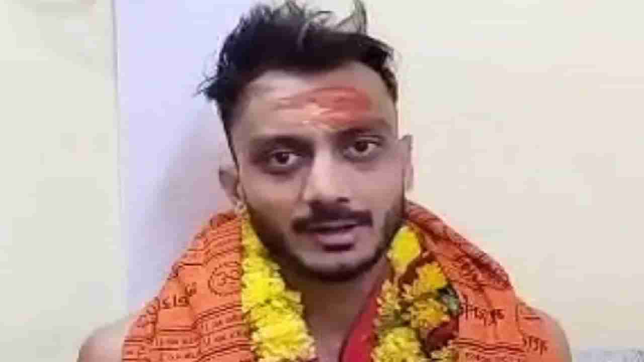 Axar patel देवदर्शनासाठी पोहोचला या मंदिरात, 5 वर्षापासूनच स्वप्न झालं पूर्ण