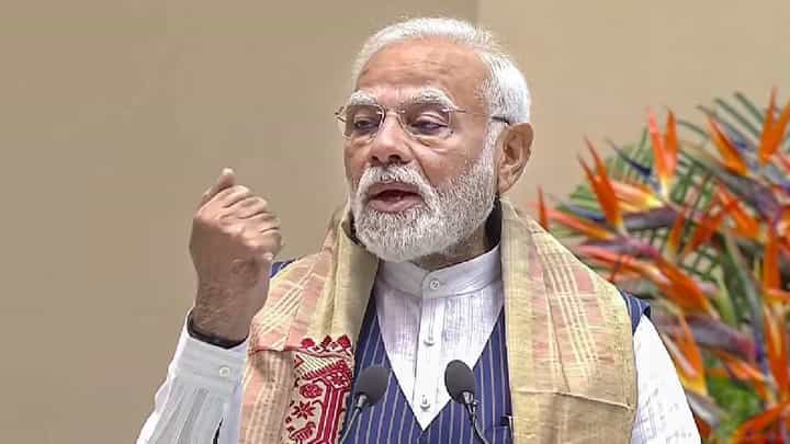 मोदीजी, हिंमत असेल तर आज बेळगावात मराठीतून भाषण करून दाखवा; 'या' नेत्याचं ओपन चॅलेंज मोदीजी, हिंमत असेल तर आज बेळगावात मराठीतून भाषण करून दाखवा; 'या' नेत्याचं ओपन चॅलेंज