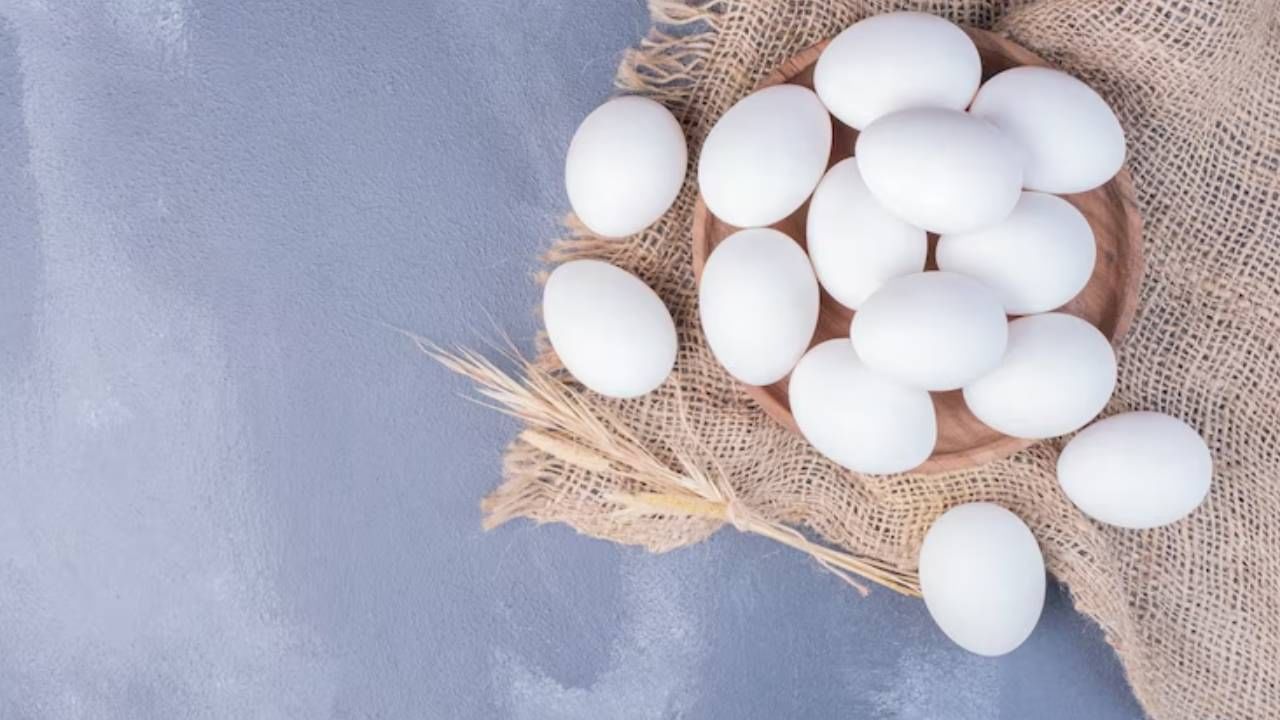 कच्चं अंड खाऊ नका - अंड्यांचा केसांसाठी वापर फायदेशीर असतो. पण ते अंड कच्चं खाल्ल्याने शरीराचे नुकसान होऊ शकते. म्हणून अंड नेहमी उकडून खावं, ज्यायोगे त्यातील प्रोटीन रक्ताद्वारे केसांचे पोषण करण्याचे कार्य करू शकेल. 