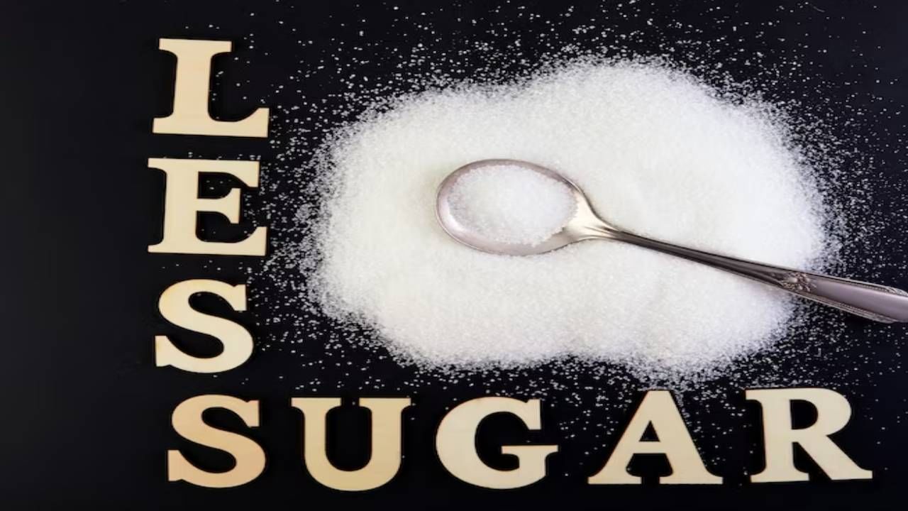 साखरेचे अतिसेवन थांबवा - जास्त साखर खाल्ल्याने शरीरातील इन्सुलिनची मात्रा वाढते, ज्यामुळे केसगळती सुरू होते. तसेच अधिक साखरेमुळे हेअर फॉलिक्सचेही नुकसान होते. 