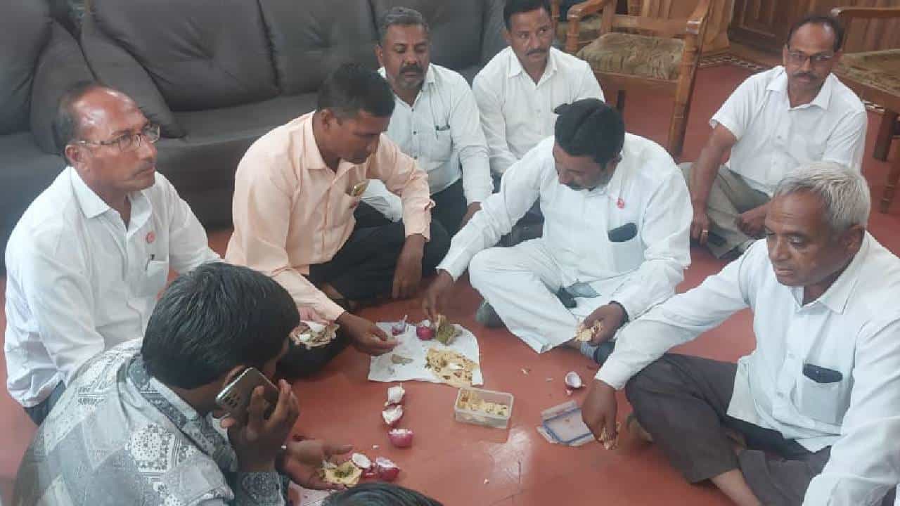 सदाभाऊच्या संघटनेचं भन्नाट आंदोलन! जिल्हाधिकारी कार्यालयात आंदोलकांनी मांडी घातली आणि...