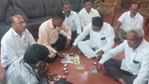 सदाभाऊच्या संघटनेचं भन्नाट आंदोलन! जिल्हाधिकारी कार्यालयात आंदोलकांनी मांडी घातली आणि...