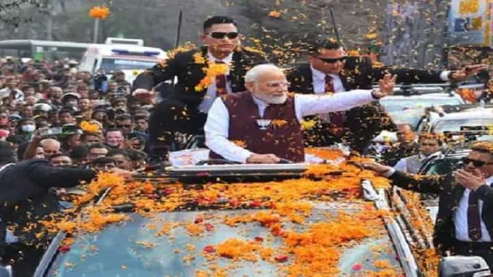 पंतप्रधान नरेंद्र मोदी यांचा बेळगाव महत्त्वाचा दौरा, जंगी स्वागत अन् बघा रोड शोची एक झलक पंतप्रधान नरेंद्र मोदी यांचा बेळगाव महत्त्वाचा दौरा, जंगी स्वागत अन् बघा रोड शोची एक झलक