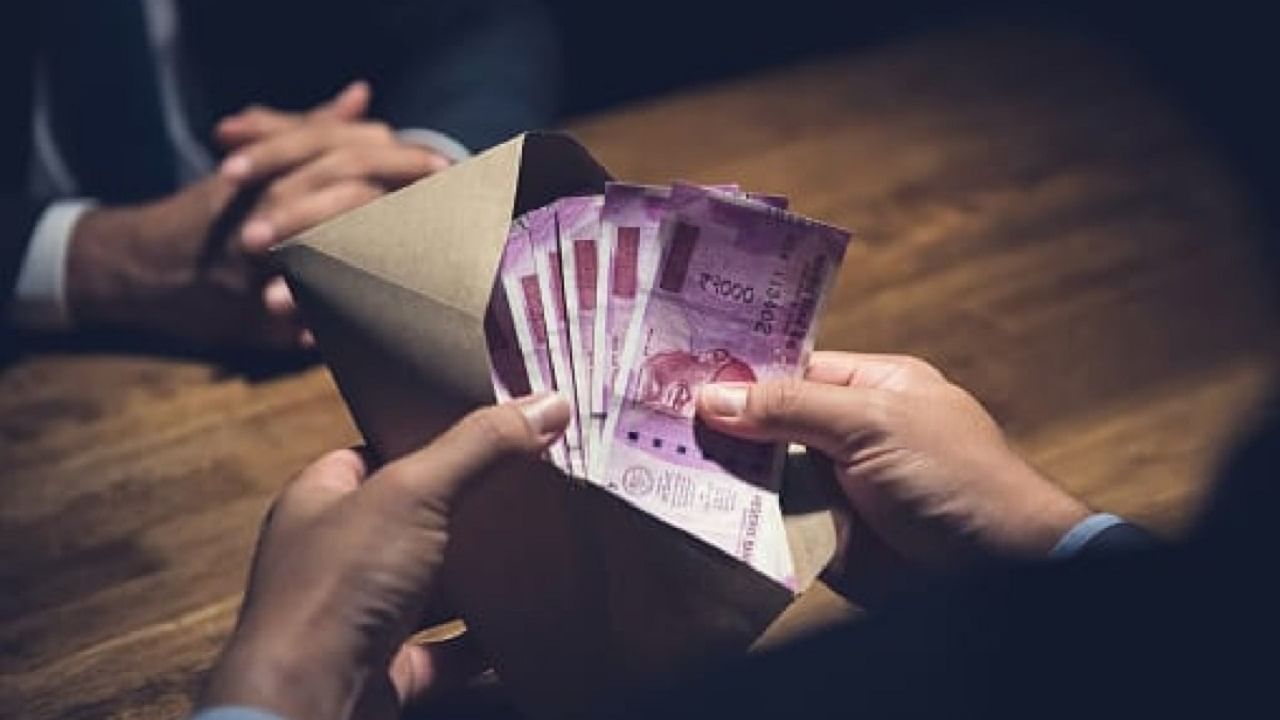 एसीबीच्या कारवाईत पैसे खाण्याचा अनोखा पॅटर्न, एसीबीच्या तपासात जे समोर आलं ते ऐकून तुम्ही... एसीबीच्या कारवाईत पैसे खाण्याचा अनोखा पॅटर्न, एसीबीच्या तपासात जे समोर आलं ते ऐकून तुम्ही...