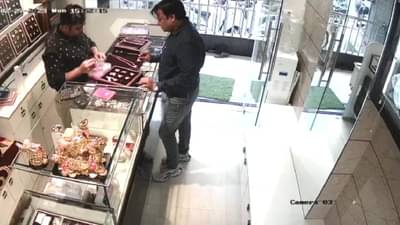 ग्राहक बनून आला अन् दागिने चोरुन गेला, घटना सीसीटीव्हीत कैद