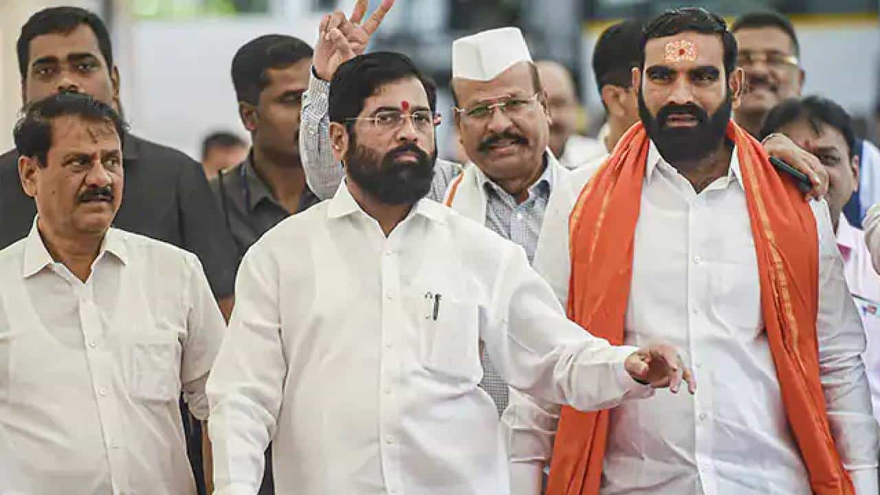 आज जनता तुमच्याबरोबर विकली गेलेली नाही; ठाकरे गटाने एकनाथ शिंदे यांना विकाऊ ठरवलं...
