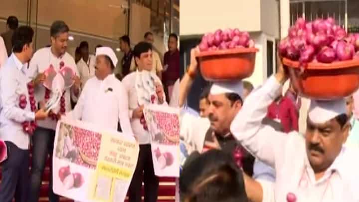डोक्यावर कांद्याची टोपली अन् गळ्यात माळ; विधिमंडळाबाहेर महाविकासआघाडीचं आंदोलन डोक्यावर कांद्याची टोपली अन् गळ्यात माळ; विधिमंडळाबाहेर महाविकासआघाडीचं आंदोलन