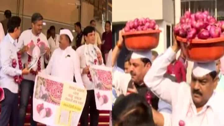 डोक्यावर कांद्याची टोपली अन् गळ्यात माळ; विधिमंडळाबाहेर महाविकासआघाडीचं आंदोलन डोक्यावर कांद्याची टोपली अन् गळ्यात माळ; विधिमंडळाबाहेर महाविकासआघाडीचं आंदोलन