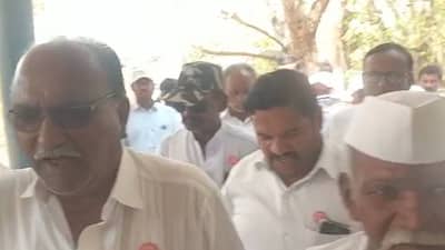 कार्यकारी अभियंत्यांच्या कार्यालयासमोर ठिय्या; स्वाभिमानी शेतकरी संघटना आक्रमक का?