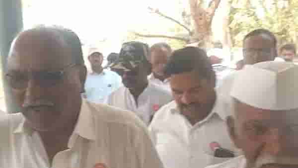 कार्यकारी अभियंत्यांच्या कार्यालयासमोर ठिय्या; स्वाभिमानी शेतकरी संघटना आक्रमक का?