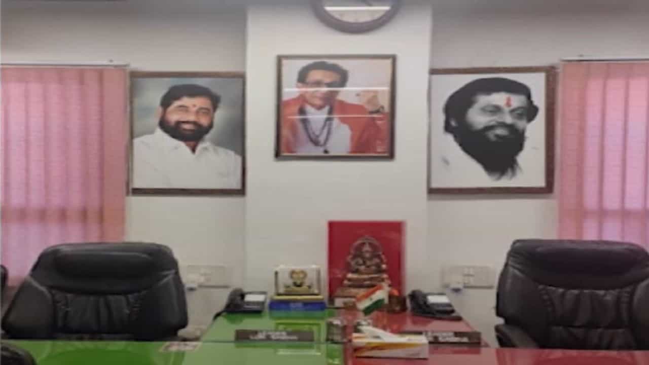 नवी दिल्लीत संसदेच्या शिवसेना कार्यालयातून उद्धव ठाकरे यांचा फोटो काढला अन्... नवी दिल्लीत संसदेच्या शिवसेना कार्यालयातून उद्धव ठाकरे यांचा फोटो काढला अन्...