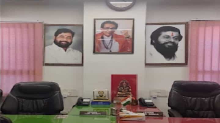 नवी दिल्लीत संसदेच्या शिवसेना कार्यालयातून उद्धव ठाकरे यांचा फोटो काढला अन्... नवी दिल्लीत संसदेच्या शिवसेना कार्यालयातून उद्धव ठाकरे यांचा फोटो काढला अन्...