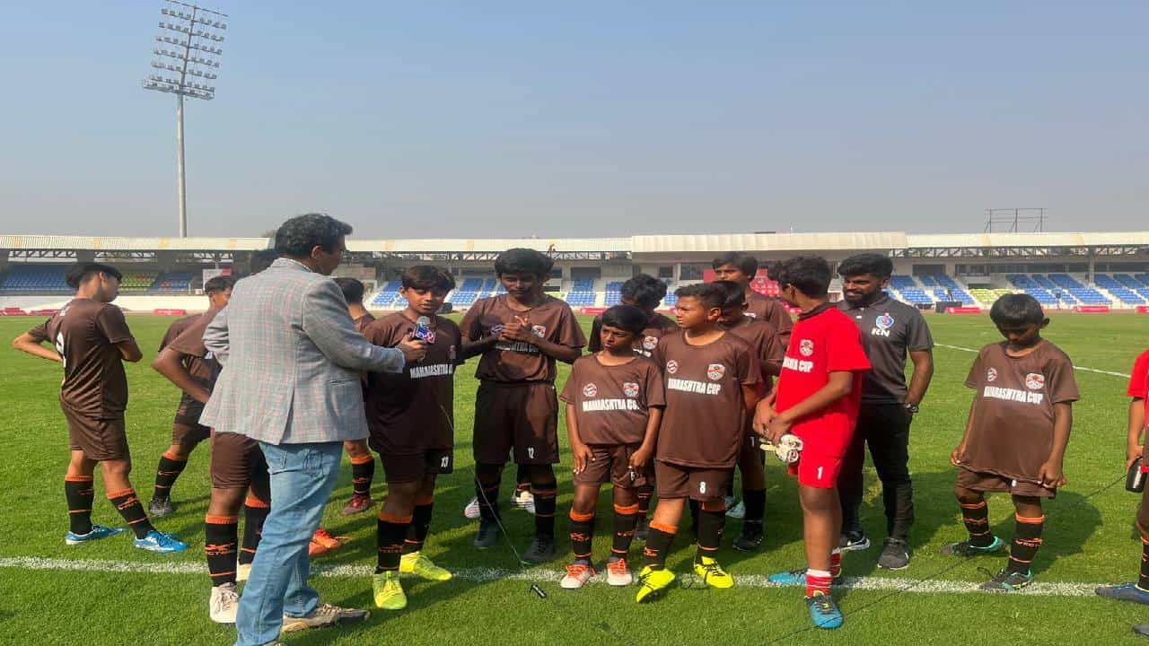 फुटबॉलला प्रोत्साहन देण्यासाठी राज्याचा क्रीडा विभाग आणि जर्मनीच्या एफसी बायर्न क्लब यांच्या संयुक्त विद्यमाने एफसी बायर्न महाराष्ट्र फुटबॉल कप स्पर्धा आयोजित करण्यात आली आहे.