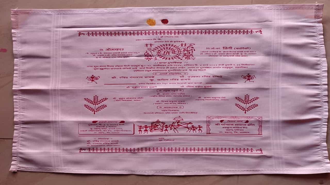 थेट हात रुमालावर लग्नाचं निमंत्रण, बघा पर्यावरण प्रेमींची भन्नाट आयडीया