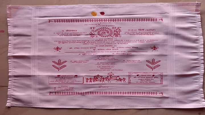 थेट हात रुमालावर लग्नाचं निमंत्रण, बघा पर्यावरण प्रेमींची भन्नाट आयडीया थेट हात रुमालावर लग्नाचं निमंत्रण, बघा पर्यावरण प्रेमींची भन्नाट आयडीया