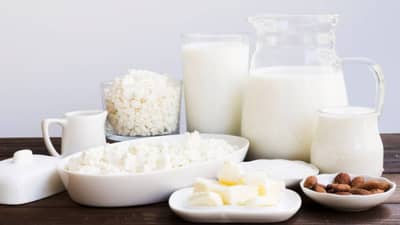 Calcium Deficiency : कमकुवत हाडं, सांध्यामध्ये वेदना... कॅल्शिअमच्या कमतरतेमुळे शरीरात दिसतात अशी अनेक लक्षणे, कोणत्या पदार्थांचे सेवन ठरते फायदेशीर ते जाणून घ्या..