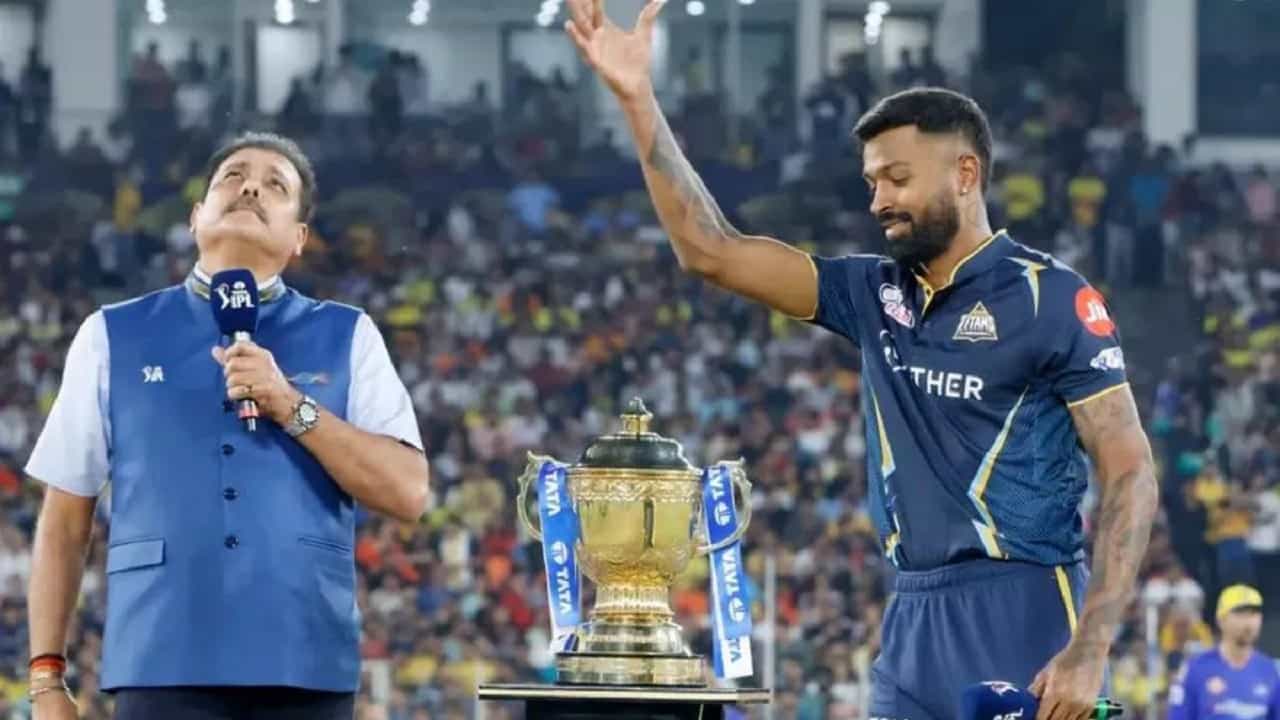 Video : अरे रे...! नाणेफेकीवेळी रवि शास्त्री यांनी केली अशी चूक, हार्दिक पांड्याला आलं हसू