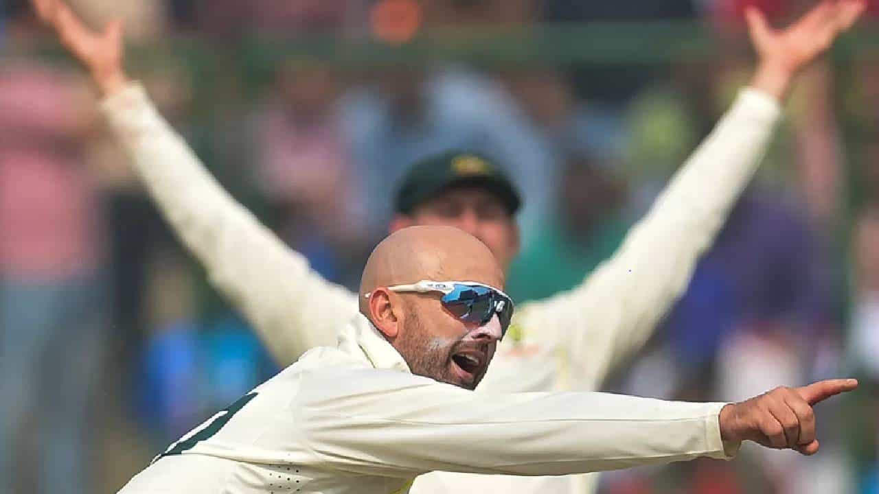 इंदोर कसोटीत टीम इंडिया बॅकफुटवर आहे. लंचला खेळ थांबलाय, तेव्हा टीम इंडियाच्या 84 रन्समध्ये 7 विकेट गेल्या आहेत. ऑस्ट्रेलियाचा फिरकी गोलंदाज नाथन लियॉनने या कसोटीत विशेष कामगिरी केली. त्यामुळे संपूर्ण आशियामध्ये त्याचं नाव झालय. त्याने शेन वॉर्नचा रेकॉर्ड मोडला.