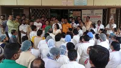 जिल्हा रुग्णालयात तुंबळ हाणामारी! परिचर आणि महिला एकमेकींना भिडल्या, हाणामारीचा VIDEO व्हायरल...