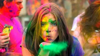 होळी खेळल्यावर चेहऱ्यावरचा रंग कसा घालवायचा?