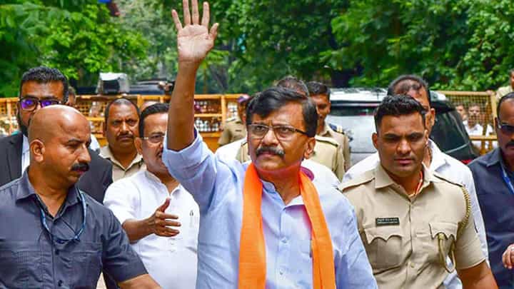 संजय राऊत म्हणजे पिसाळलेला माणूस; भाजपच्या 'या' आमदाराचं वक्तव्य संजय राऊत म्हणजे पिसाळलेला माणूस; भाजपच्या 'या' आमदाराचं वक्तव्य