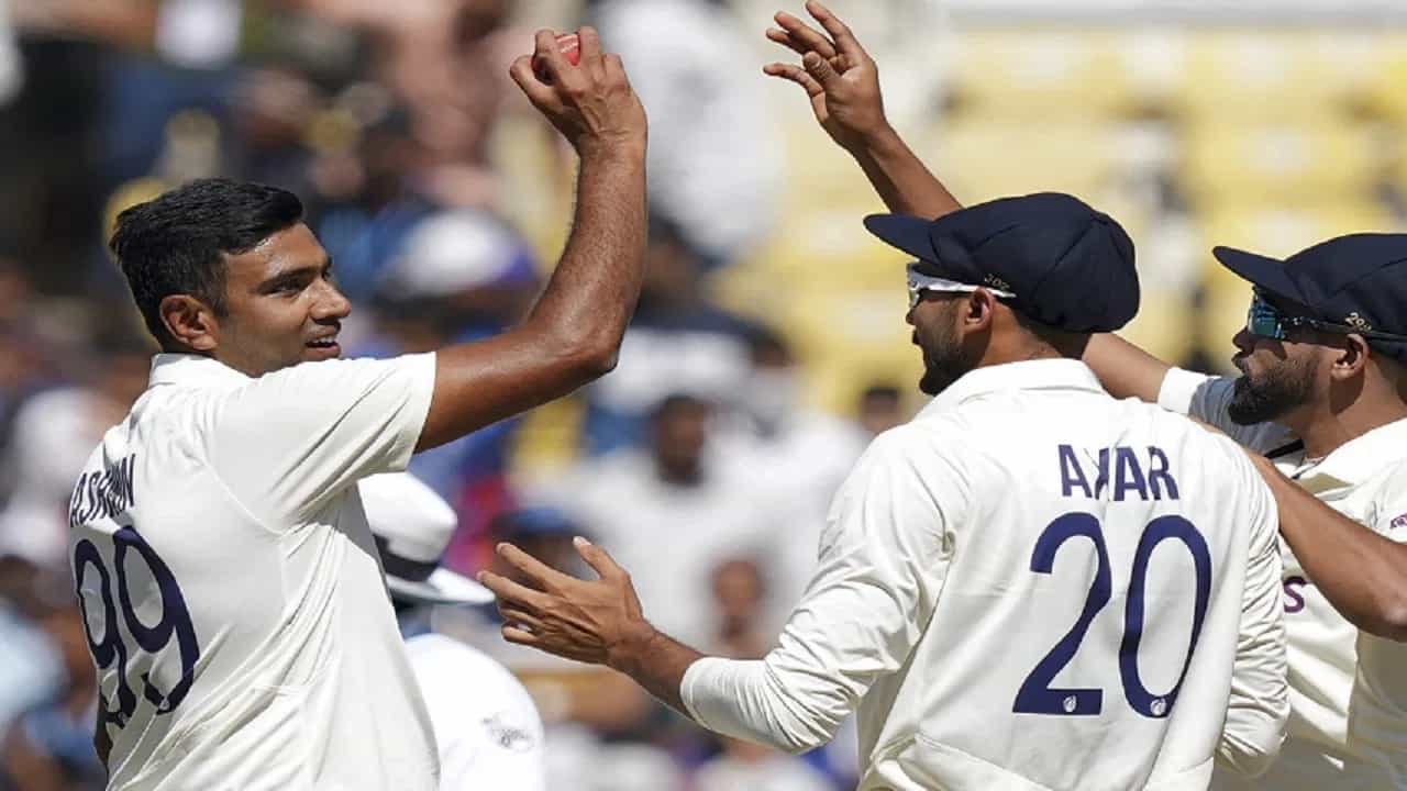 टीम इंडियाचा स्टार ऑफ स्पिनर आर अश्विन हा जगातला 1 नंबरचा गोलंदाज ठरला आहे. आयसीसीने बुधवारी 1 मार्चला रँकिंग जाहीर केली. यामध्ये अश्विनने दुसऱ्या स्थानावरुन पहिल्या स्थानी झेप घेतली आहे.