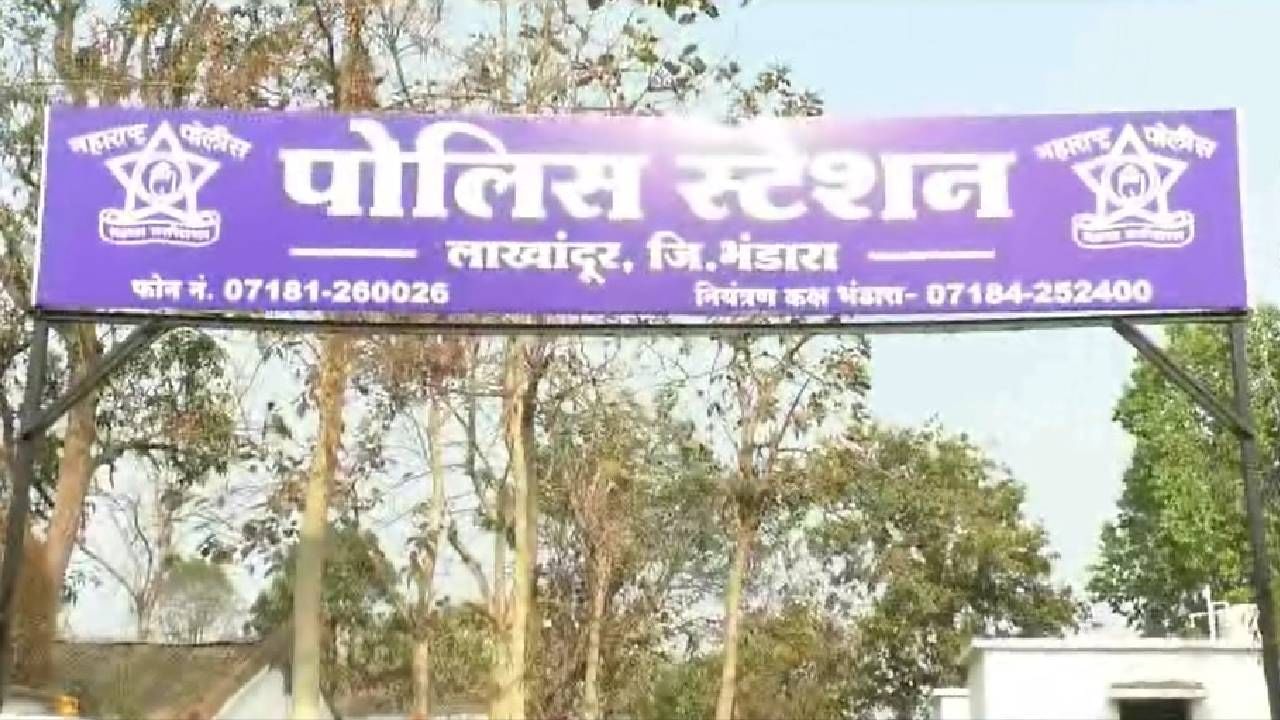 पोलीस कोंबड्यांची झुंज करायला लागले; व्हिडीओ व्हायरल झाल्यानंतर पोलीस अधीक्षकांनी केली ही कारवाई