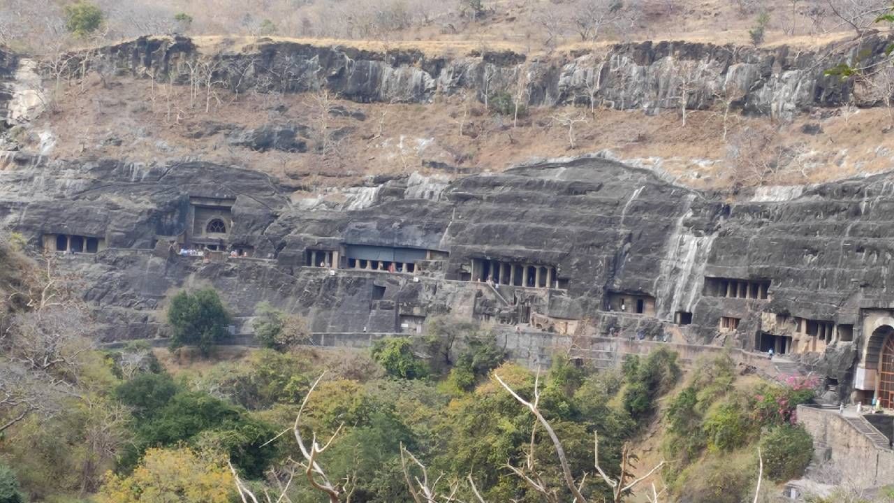 खूप प्राचीन असलेल्या या लेण्यात ज्यात सौंदर्य, स्थापत्य, शिल्प, सुरेख पुरातन रंगकला तसच बौद्धाच्या विविध भावमुद्रा आहेत. या लेण्यांमागे बराच इतिहास आहे. या लेण्या जरुर एकदातरी बघाव्या. फोटो मी खूप काढले 29 लेण्या मग फोटो भरपूर काढले. 80, 90 फोटो काढले असतील. अर्थात जे बरोबर नसतात ते नंतर मी डिलीट करते पण निवांत अस आमचं 3 तास फक्त लेण्या बघणं झालं. वेळ होता तसा आणि 29 लेण्या बघायला वेळ लागतो. 