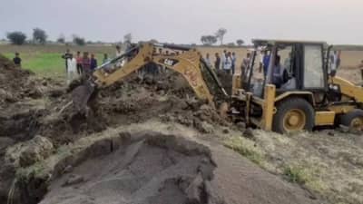 खोदकाम करताना विहीर खचली; दोन जण मलब्यात दबले गेले