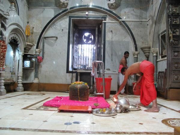 बाबुलनाथ मंदिराच्या शिवलिंगाला तडे, आयआयटीचे तज्ज्ञ करणार तपास