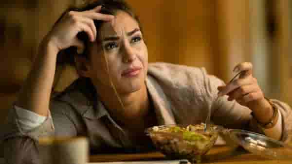 Food Side Effects : हे पदार्थ खाल तर वाढेल डोक्याचा ताप, स्ट्रेस असताना काही पदार्थ खाणे टाळा