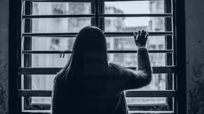 वडिलांचं त्या बाईसोबत असलेलं नातं मुलांना खटकलं, अखेर मुलांनी ठरवून तसंच केलं; पण...