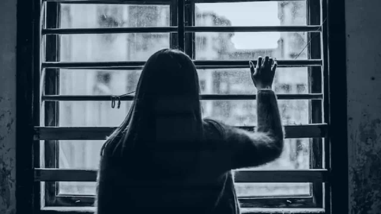 वडिलांचं त्या बाईसोबत असलेलं नातं मुलांना खटकलं, अखेर मुलांनी ठरवून तसंच केलं; पण...